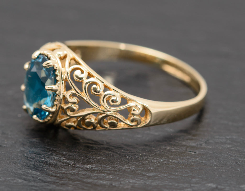 9ct Ladies Gold Ring With Natural Blue Topaz Gemstone Edinburgh Mark  (A1577)