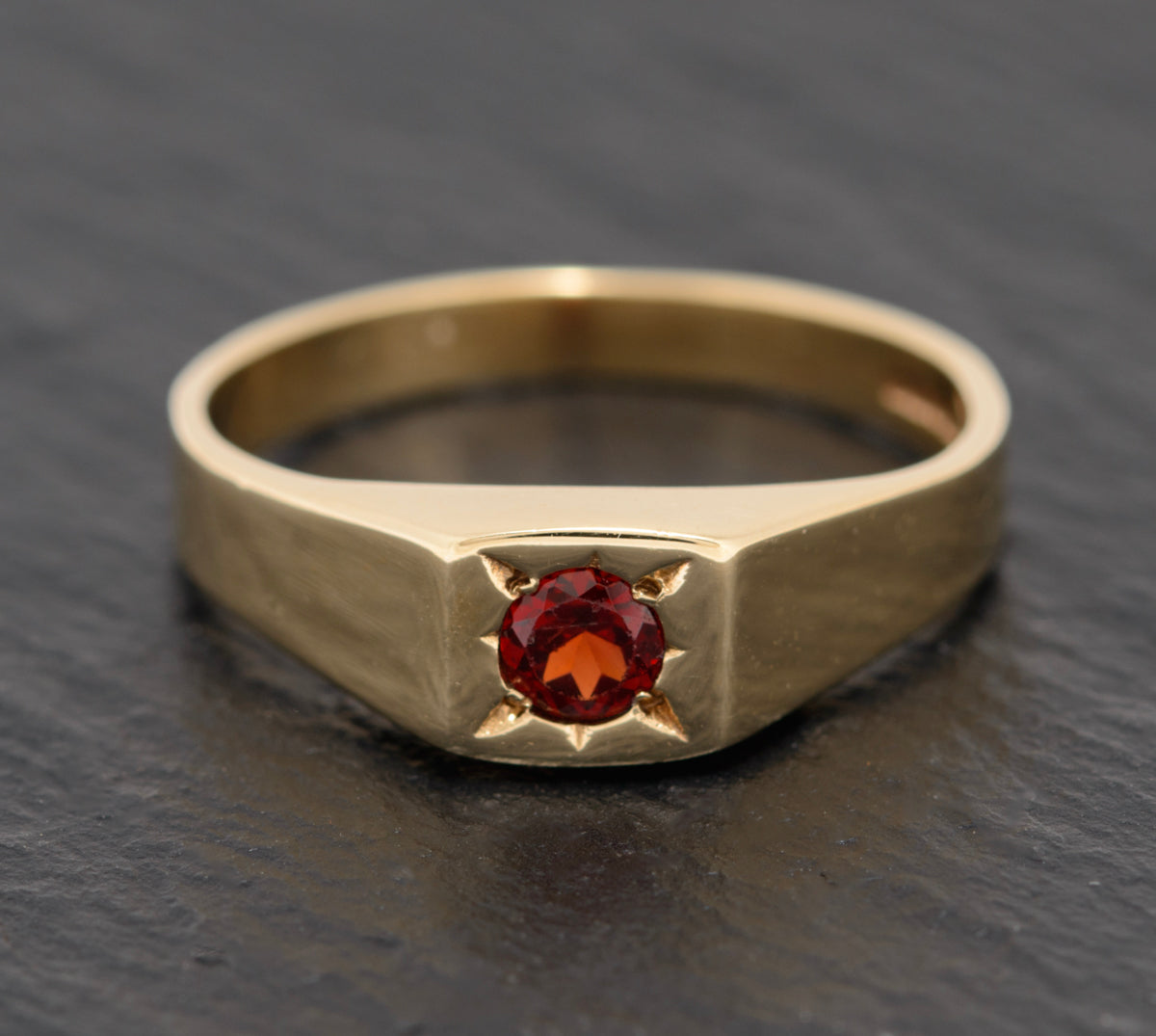 Vintage 9ct Gold Signet Ring Set With Round Facet Cut Garnet Gemstone (A1581)