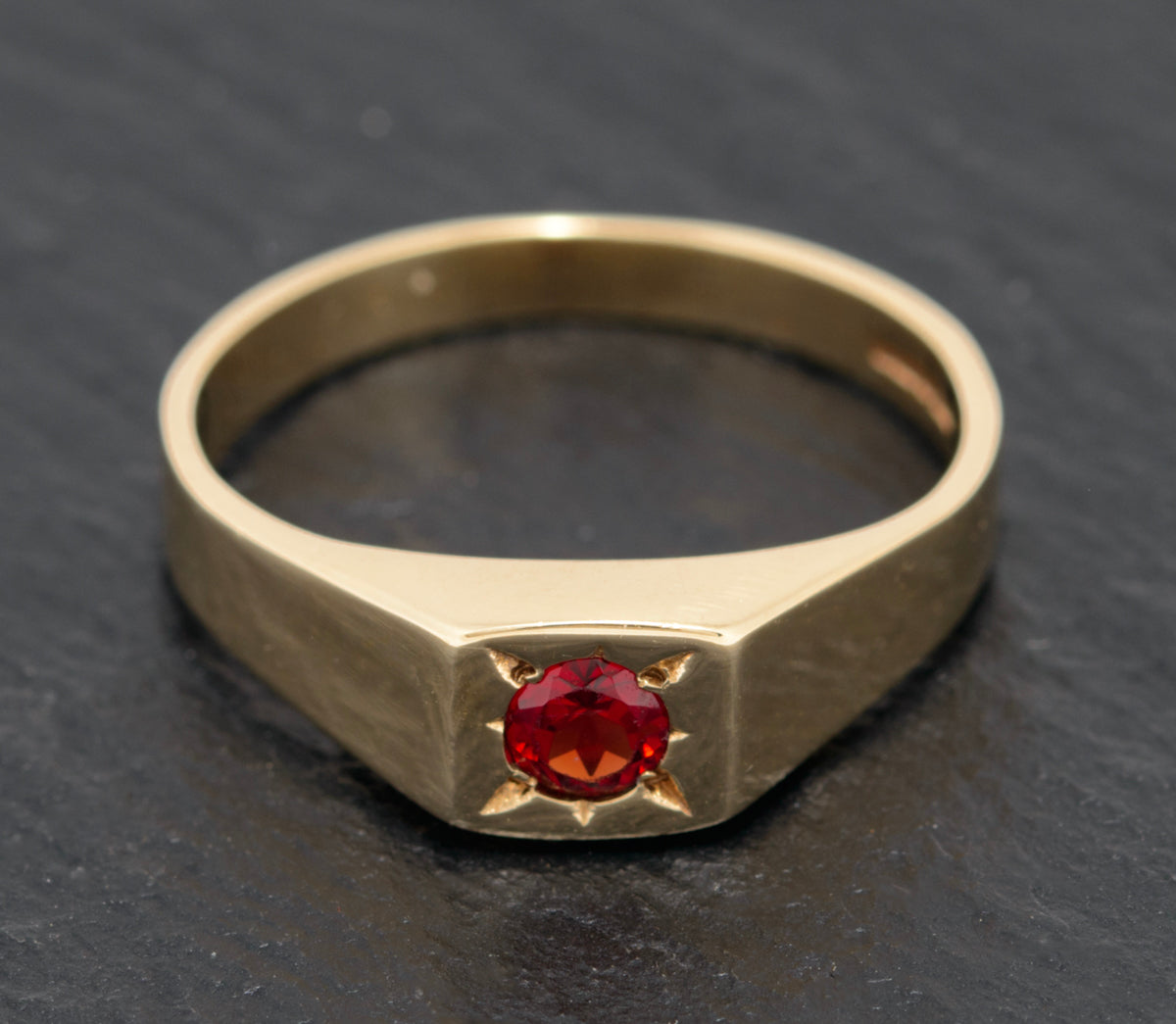Vintage 9ct Gold Signet Ring Set With Round Facet Cut Garnet Gemstone (A1581)