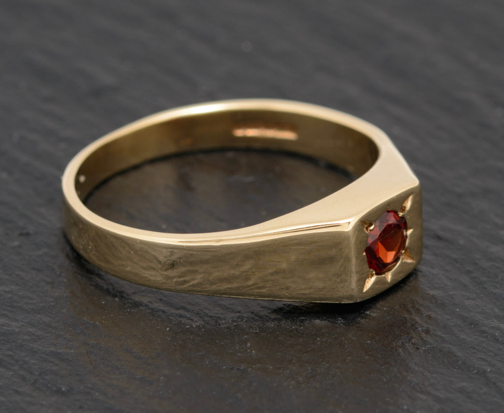 Vintage 9ct Gold Signet Ring Set With Round Facet Cut Garnet Gemstone (A1581)