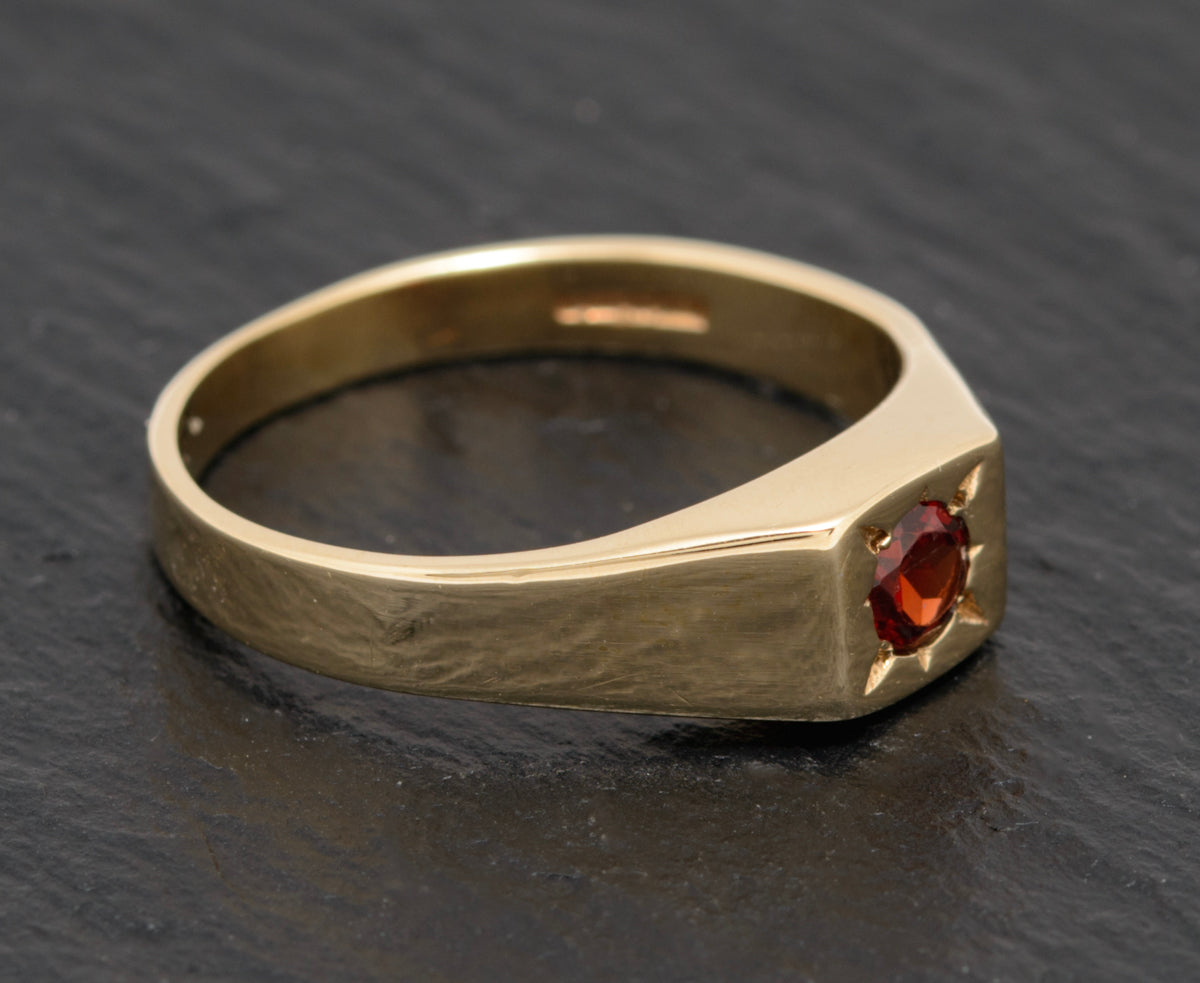 Vintage 9ct Gold Signet Ring Set With Round Facet Cut Garnet Gemstone (A1581)