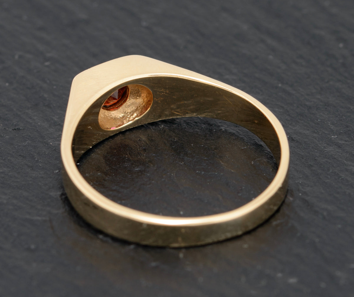 Vintage 9ct Gold Signet Ring Set With Round Facet Cut Garnet Gemstone (A1581)