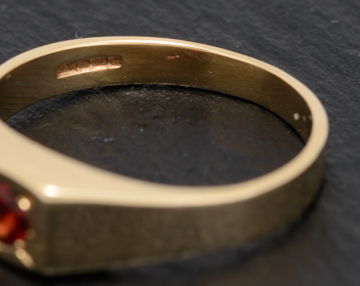 Vintage 9ct Gold Signet Ring Set With Round Facet Cut Garnet Gemstone (A1581)