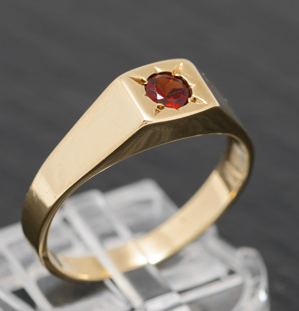 Vintage 9ct Gold Signet Ring Set With Round Facet Cut Garnet Gemstone (A1581)
