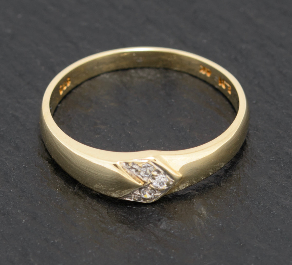 Modern Stylish 14ct Gold Ring With Chevron Detail & CZ Gemstones Size P1/2 (A1585)