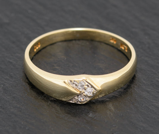 Modern Stylish 14ct Gold Ring With Chevron Detail & CZ Gemstones Size P1/2 (A1585)