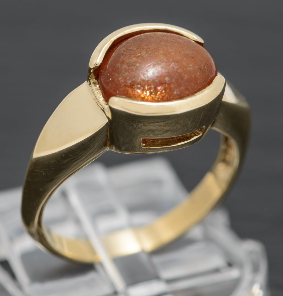 9ct Gold Ring With Golden Sandstone Goldstone Cabochon Hallmarked 2005 (A1598)