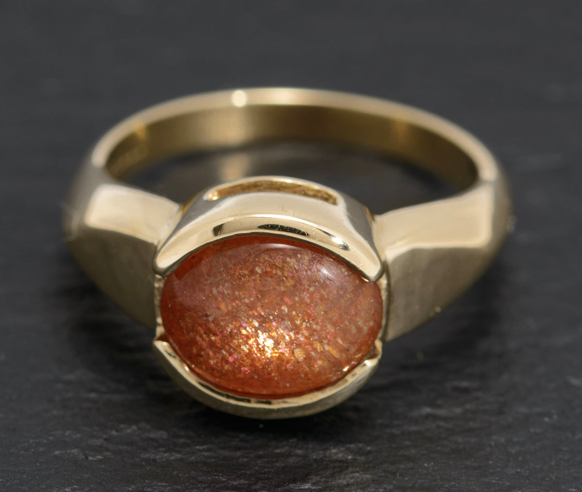 9ct Gold Ring With Golden Sandstone Goldstone Cabochon Hallmarked 2005 (A1598)