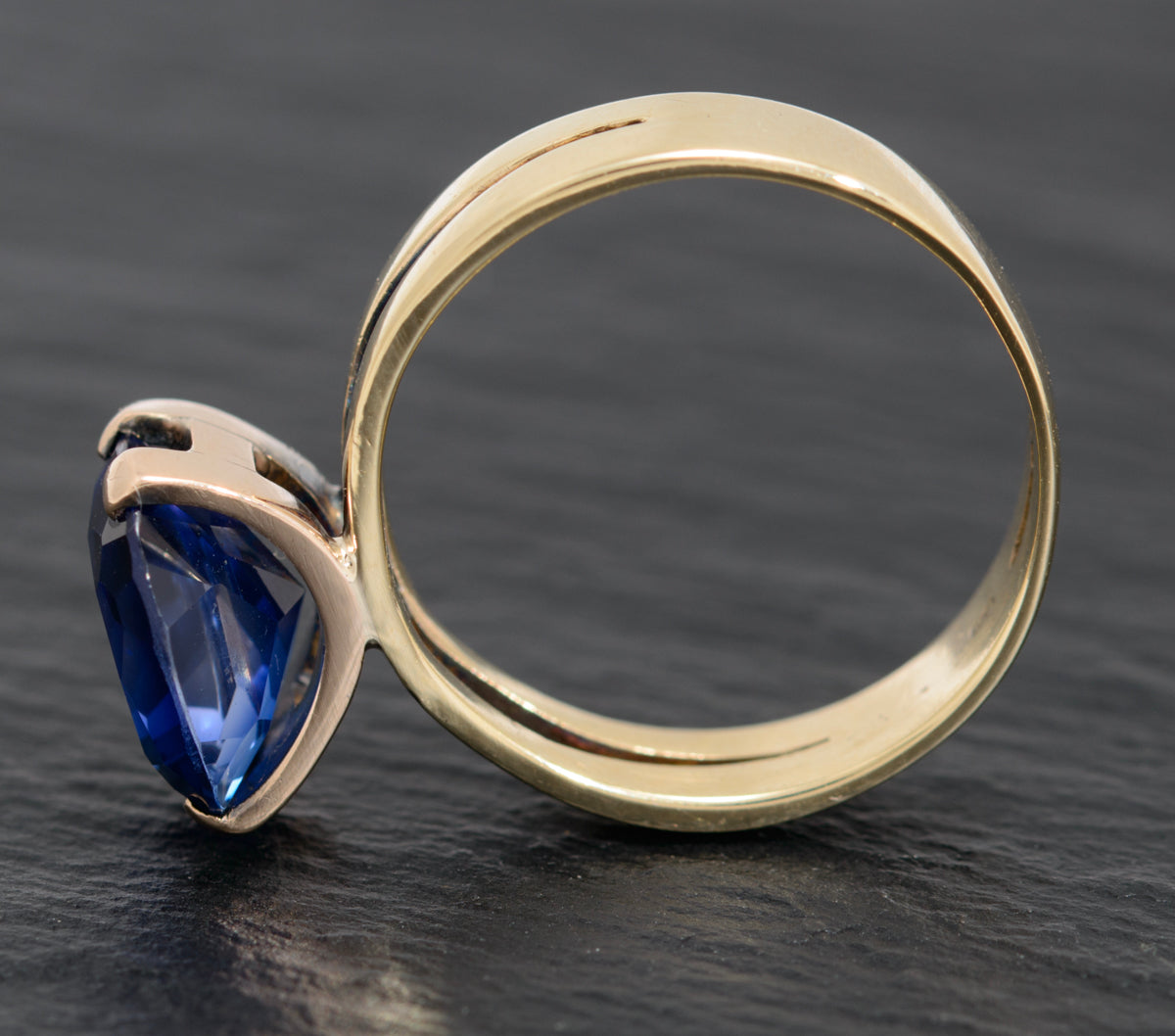 Vintage 9ct Gold & 4.25 Carat Lab Created Sapphire Ring Cushion Cut (A1600)