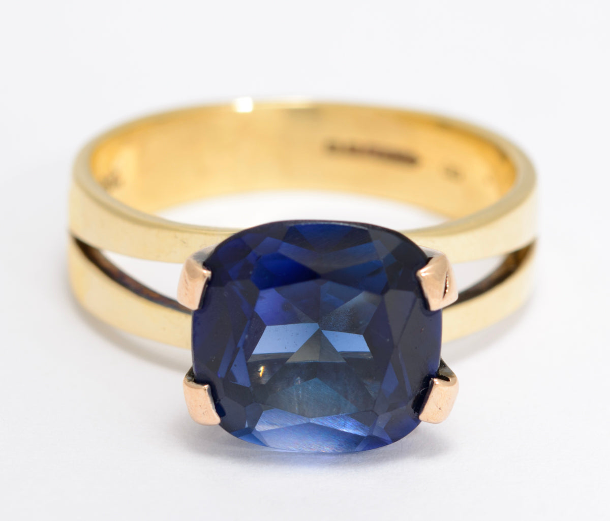 Vintage 9ct Gold & 4.25 Carat Lab Created Sapphire Ring Cushion Cut (A1600)