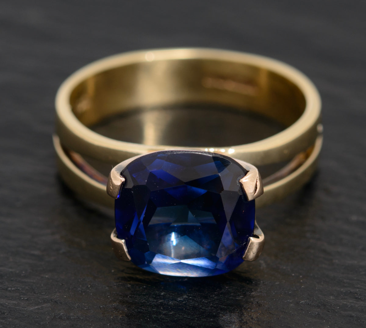 Vintage 9ct Gold & 4.25 Carat Lab Created Sapphire Ring Cushion Cut (A1600)