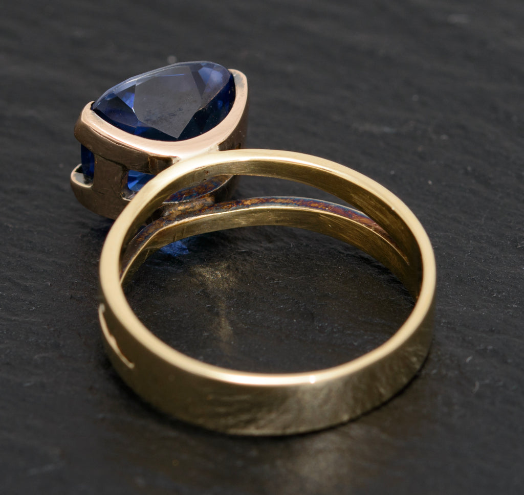 Vintage 9ct Gold & 4.25 Carat Lab Created Sapphire Ring Cushion Cut (A1600)