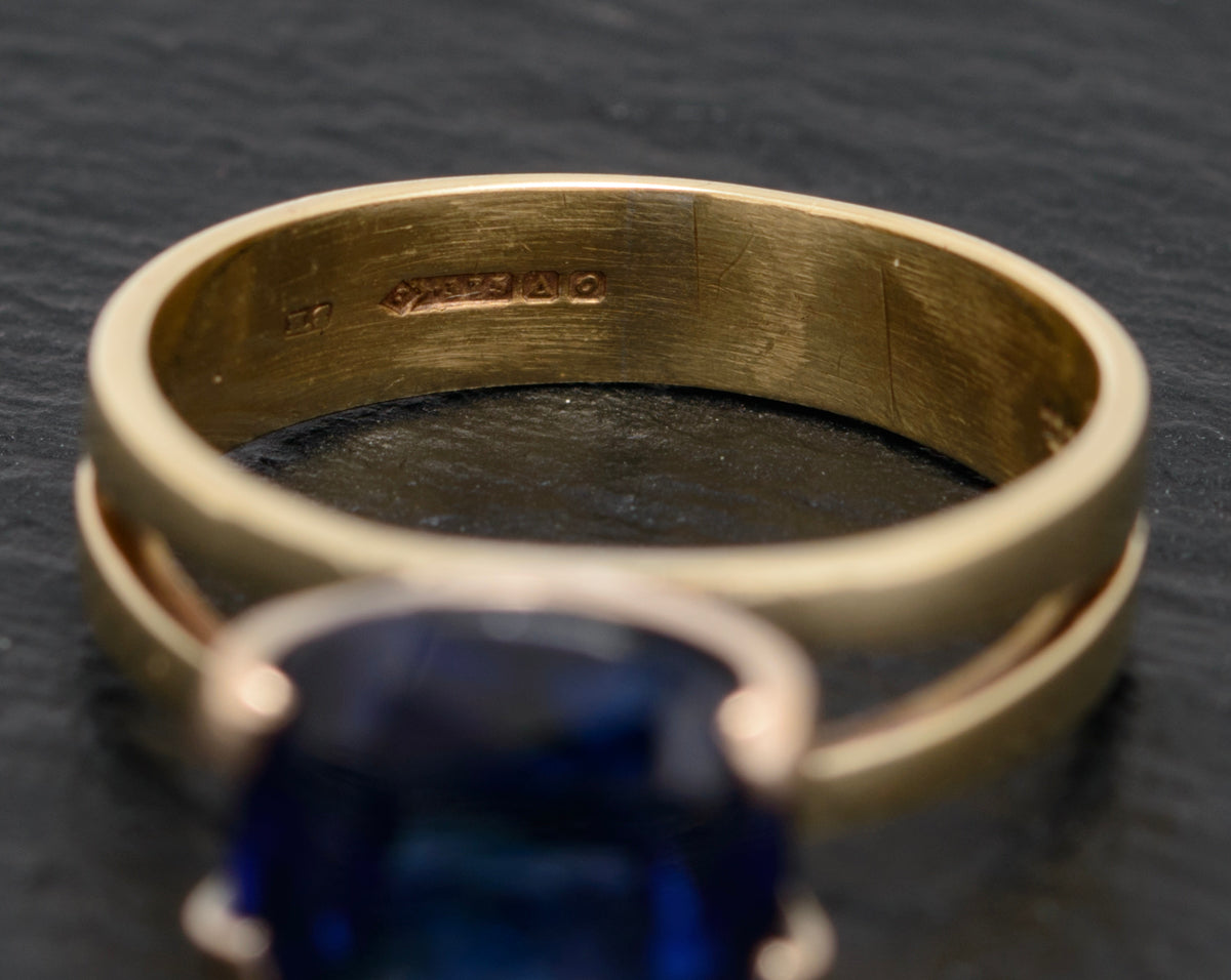 Vintage 9ct Gold & 4.25 Carat Lab Created Sapphire Ring Cushion Cut (A1600)