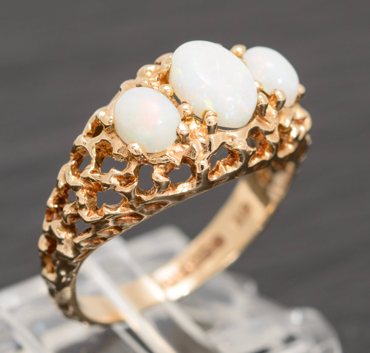 Vintage 9ct Gold Ring With 3 Precious White Natural Opal Cabochons 1970's (A1601)