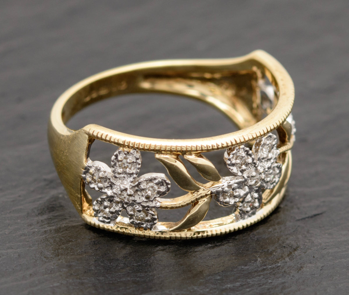 Pretty 9ct Gold Ring With Open Work Top & Diamond Set Flowers QVC 2003 (A1745)