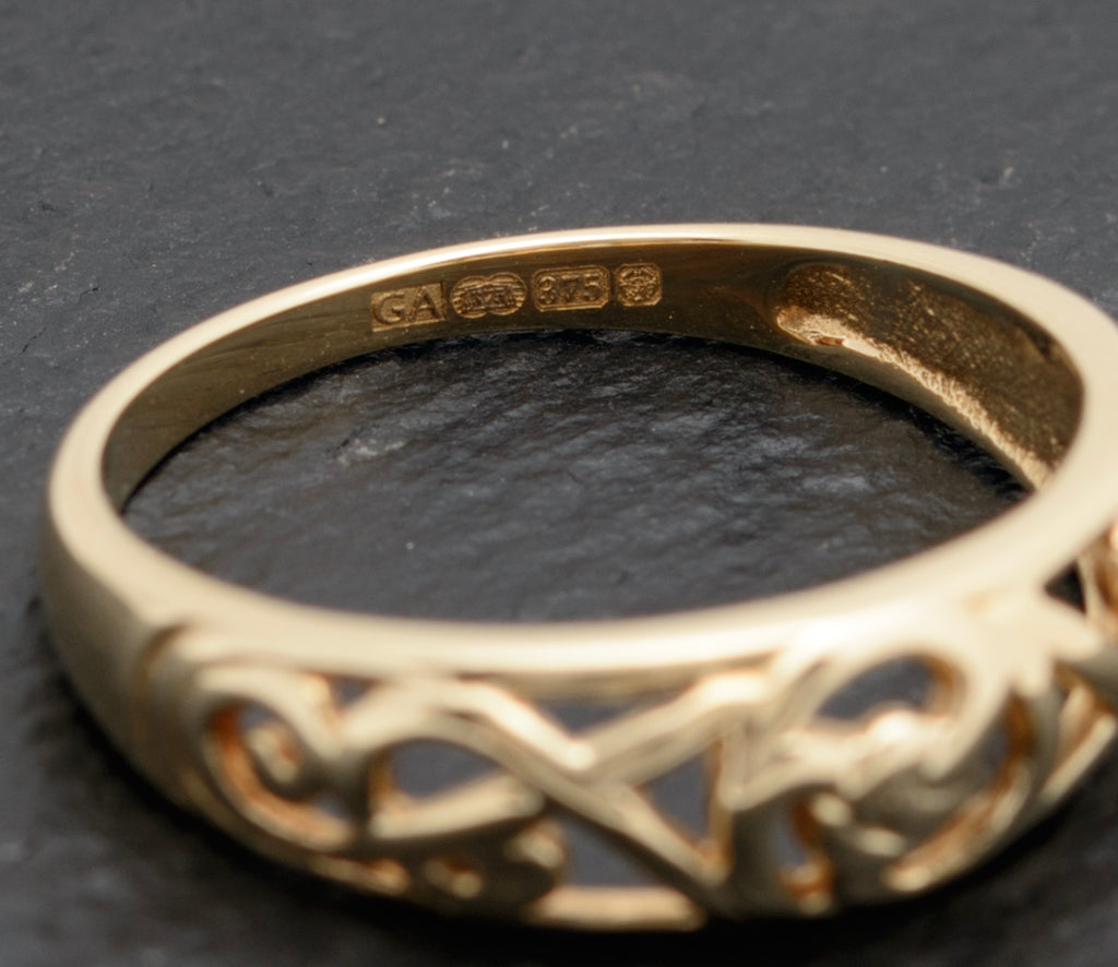 1990's Vintage 9ct Solid Gold Band Ring With Cut Out Detail UK Size P (A1750)