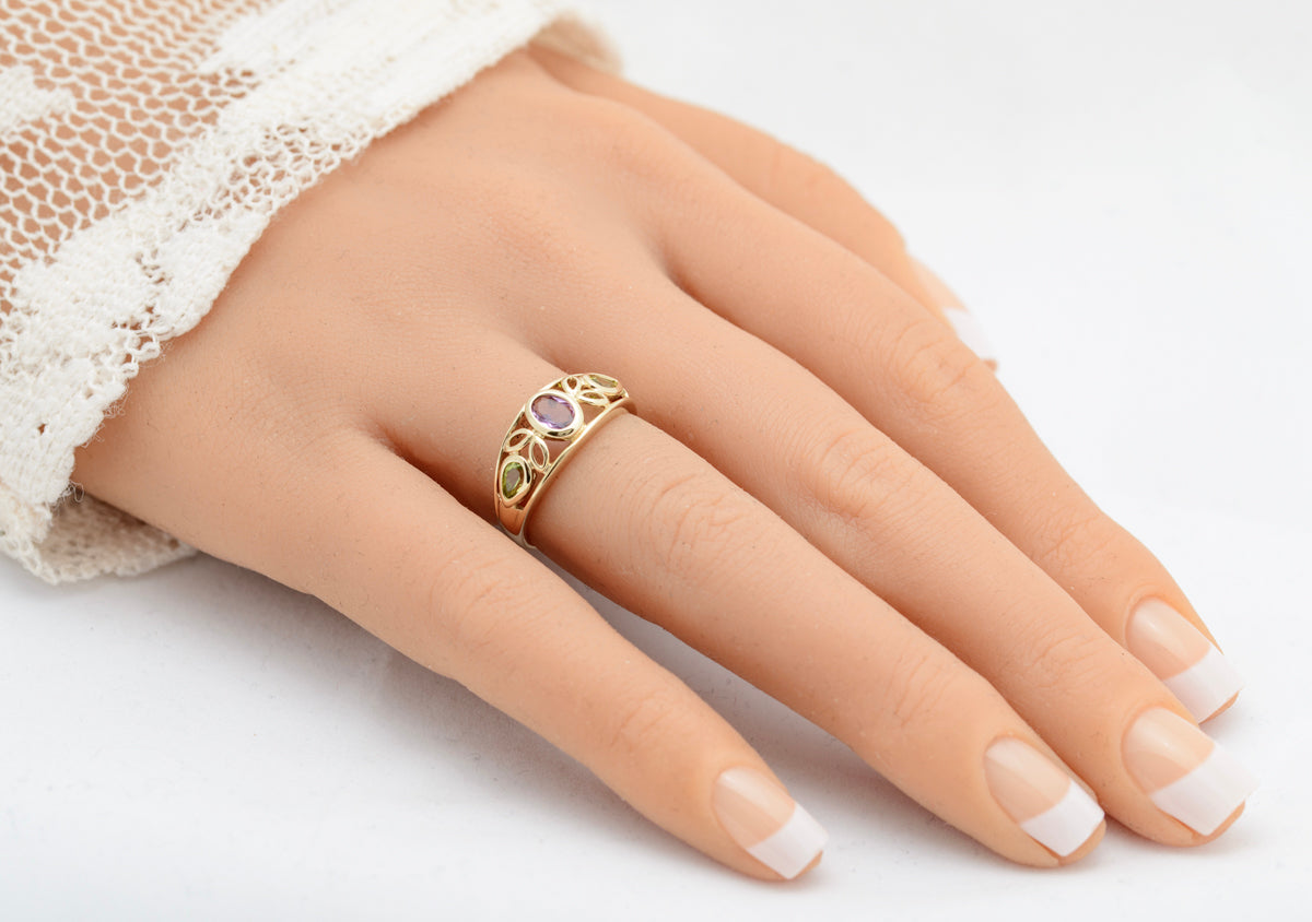 9ct Gold Trilogy Ring With Amethyst Gemstone & 2 Peridots With Open Work (A1753)