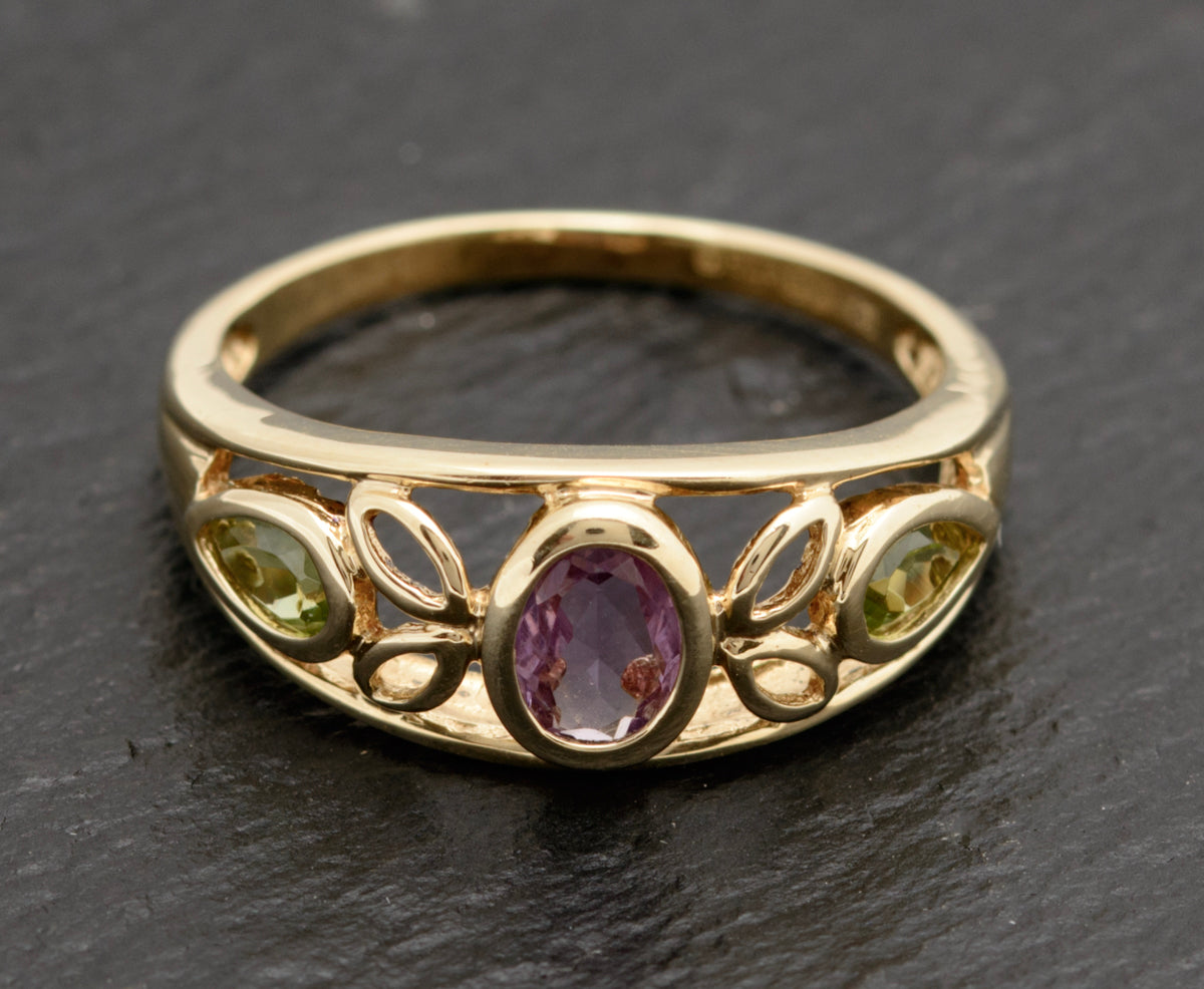 9ct Gold Trilogy Ring With Amethyst Gemstone & 2 Peridots With Open Work (A1753)