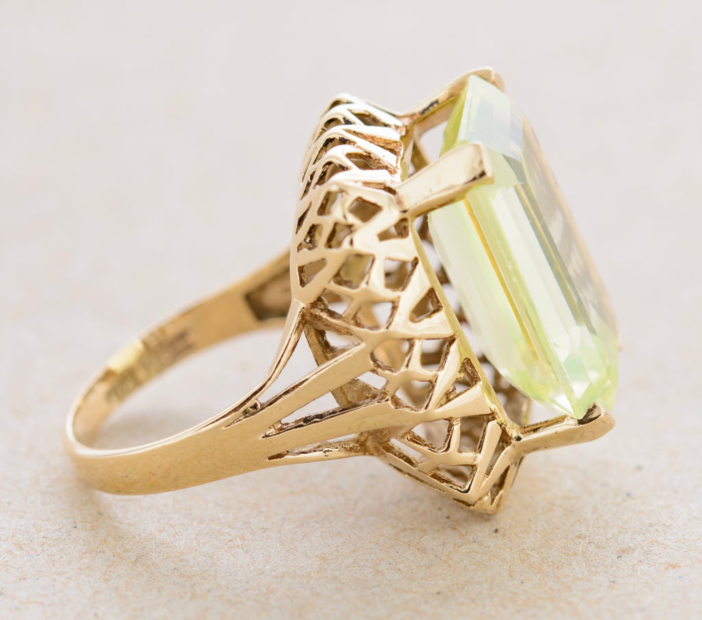 Vintage 9ct Gold Cocktail Ring Lab Created Spinel Gemstone Glows Under UV (A1760)