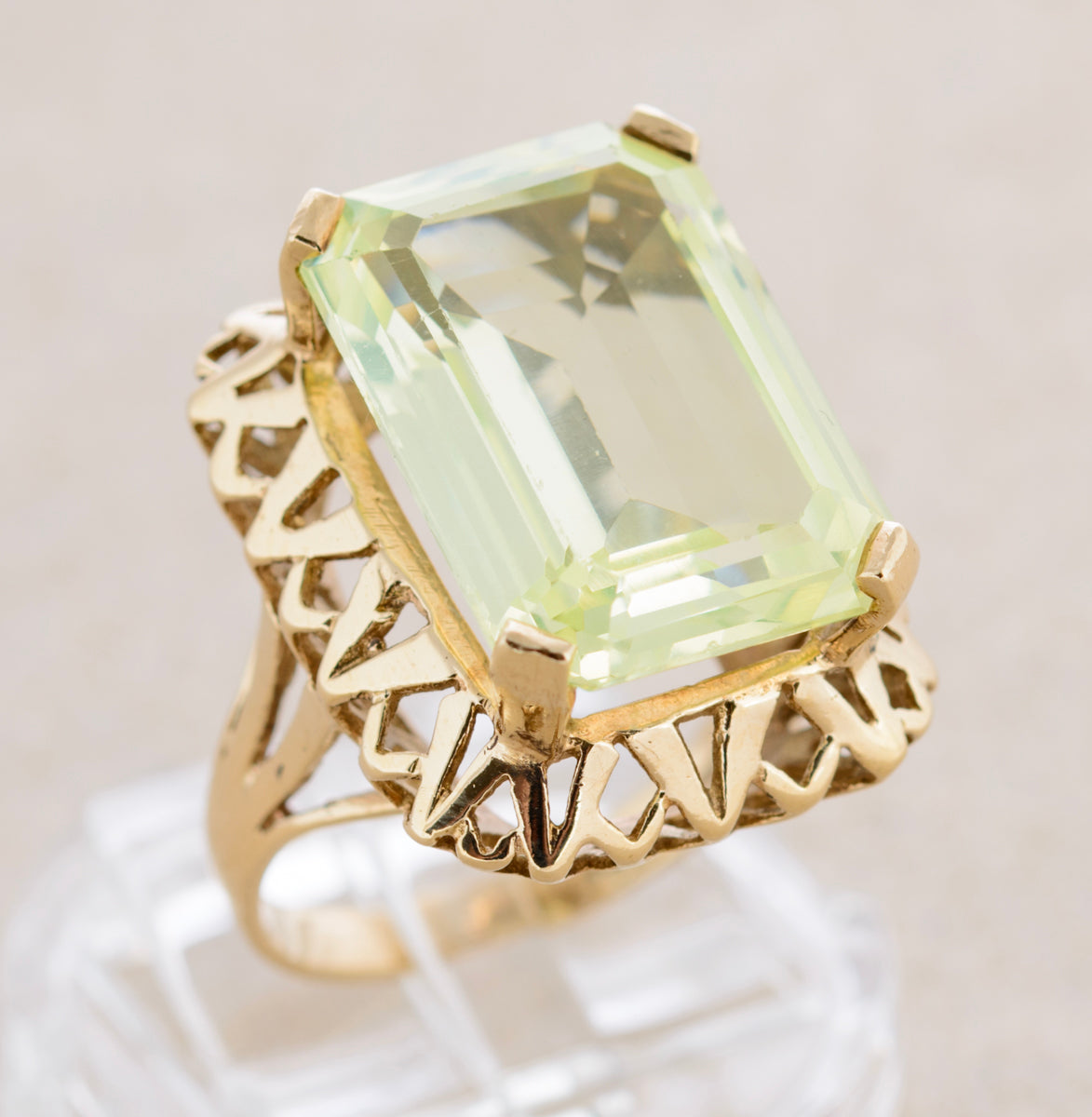 Vintage 9ct Gold Cocktail Ring Lab Created Spinel Gemstone Glows Under UV (A1760)