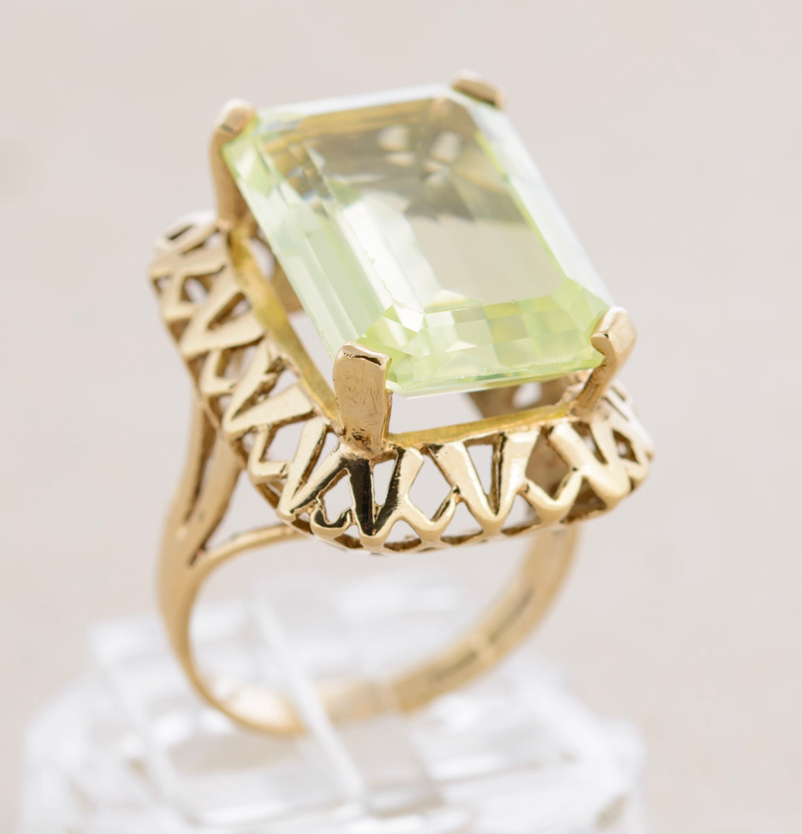 Vintage 9ct Gold Cocktail Ring Lab Created Spinel Gemstone Glows Under UV (A1760)
