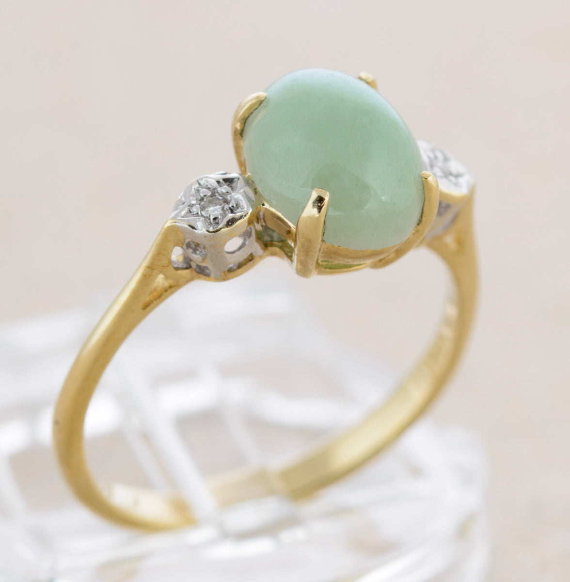 Vintage 9ct Gold Ring With Polished Jade Cabochon & Diamond Shoulders (A1762)