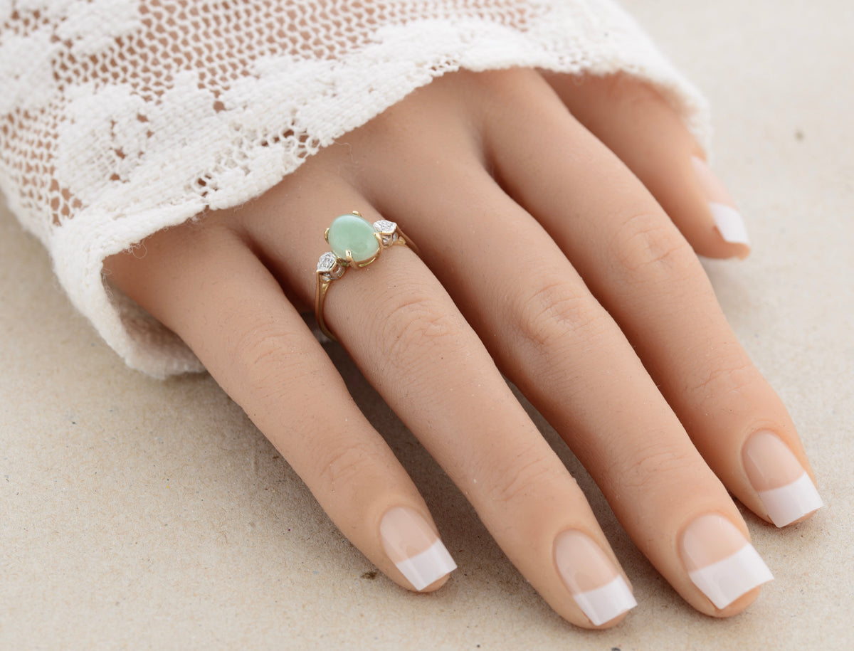 Vintage 9ct Gold Ring With Polished Jade Cabochon & Diamond Shoulders (A1762)