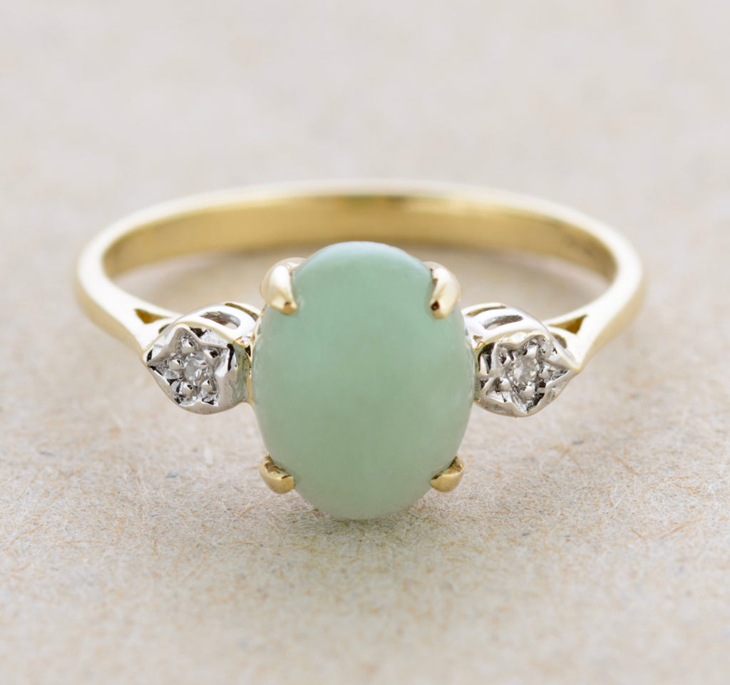 Vintage 9ct Gold Ring With Polished Jade Cabochon & Diamond Shoulders (A1762)
