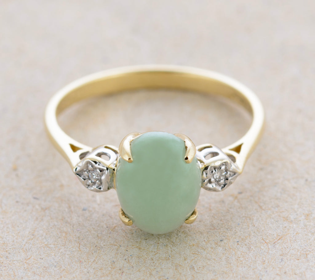 Vintage 9ct Gold Ring With Polished Jade Cabochon & Diamond Shoulders (A1762)