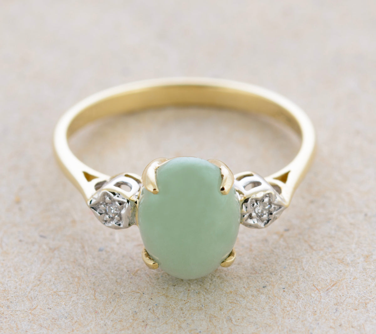 Vintage 9ct Gold Ring With Polished Jade Cabochon & Diamond Shoulders (A1762)