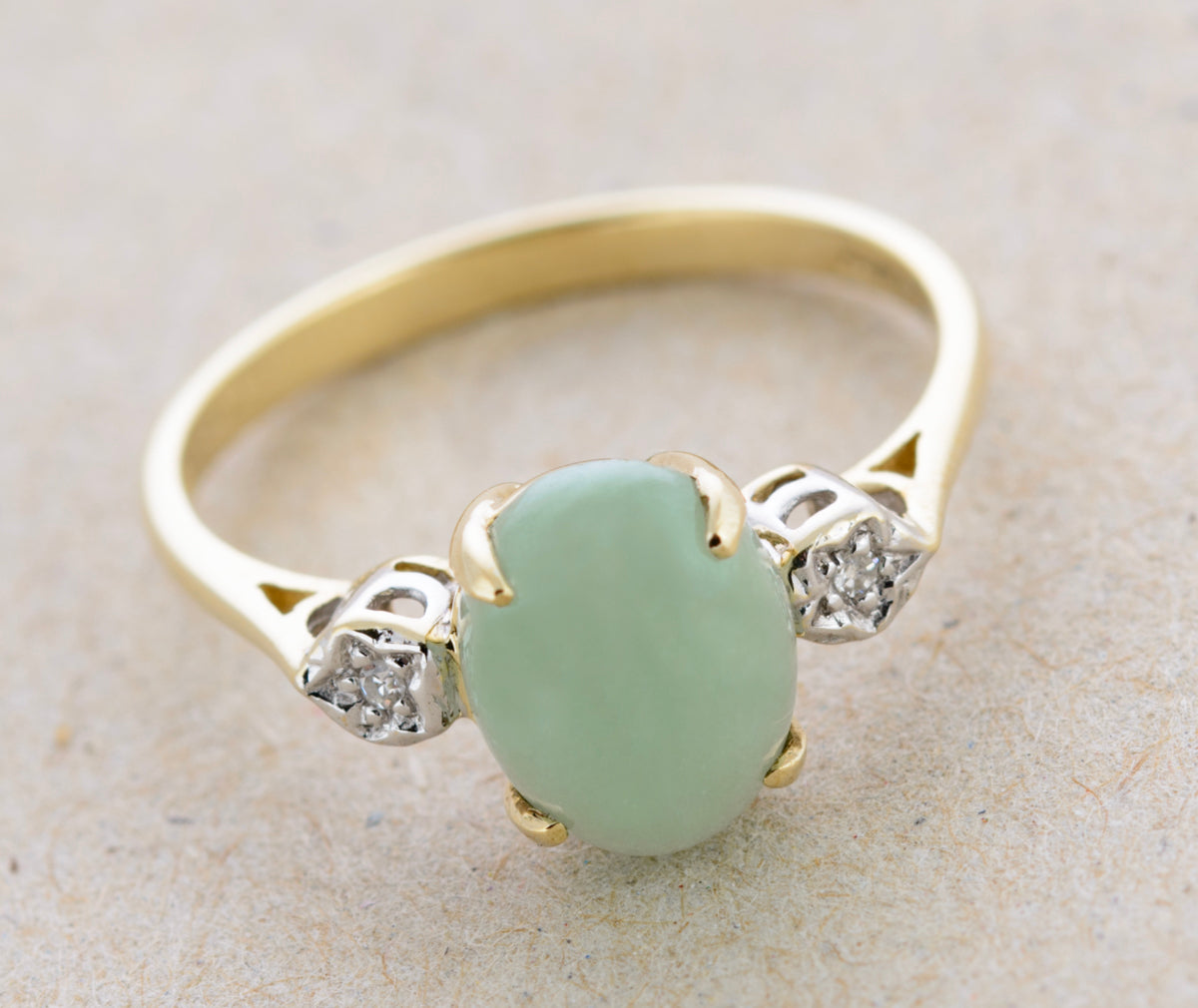 Vintage 9ct Gold Ring With Polished Jade Cabochon & Diamond Shoulders (A1762)