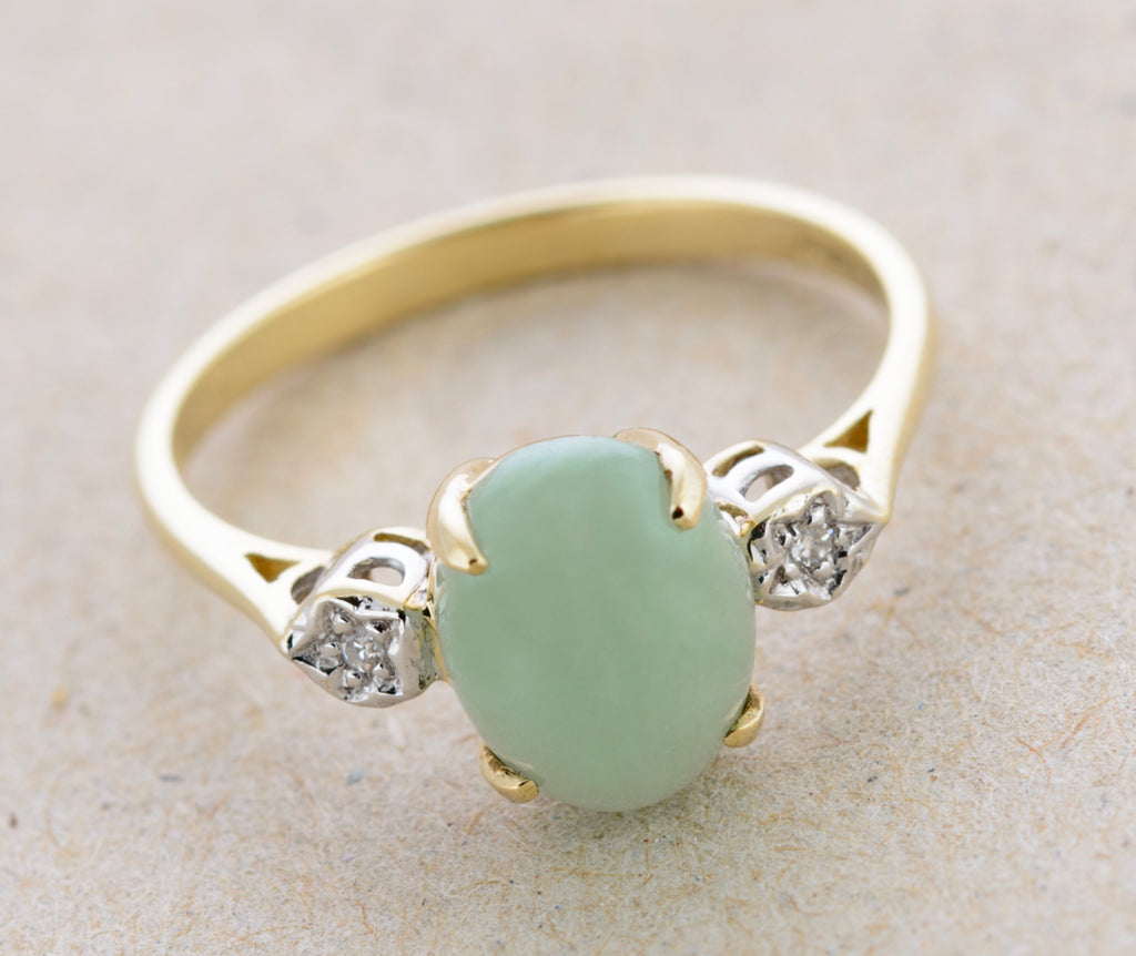 Vintage 9ct Gold Ring With Polished Jade Cabochon & Diamond Shoulders (A1762)