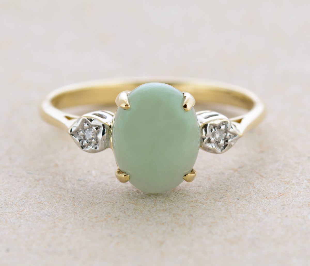 Vintage 9ct Gold Ring With Polished Jade Cabochon & Diamond Shoulders (A1762)