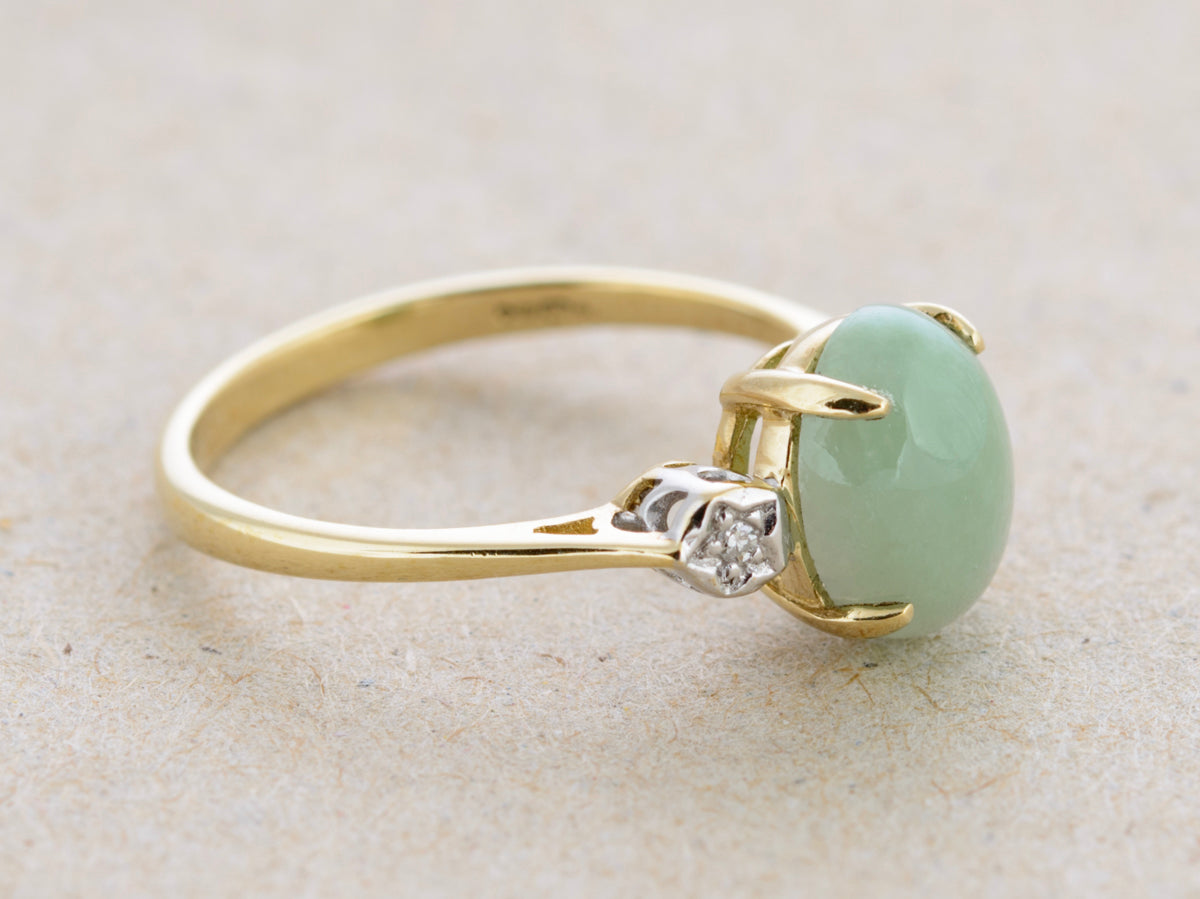 Vintage 9ct Gold Ring With Polished Jade Cabochon & Diamond Shoulders (A1762)