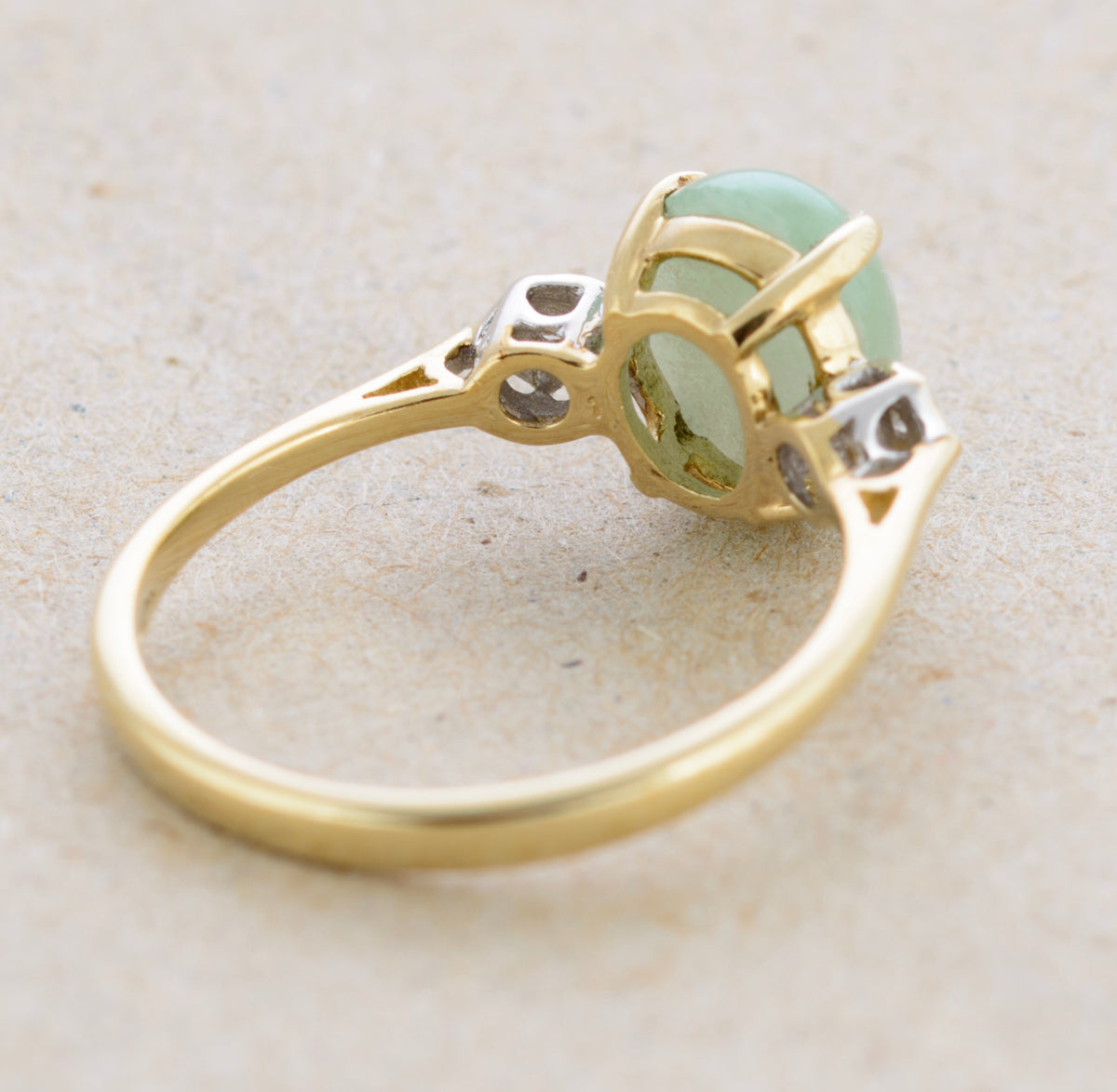 Vintage 9ct Gold Ring With Polished Jade Cabochon & Diamond Shoulders (A1762)