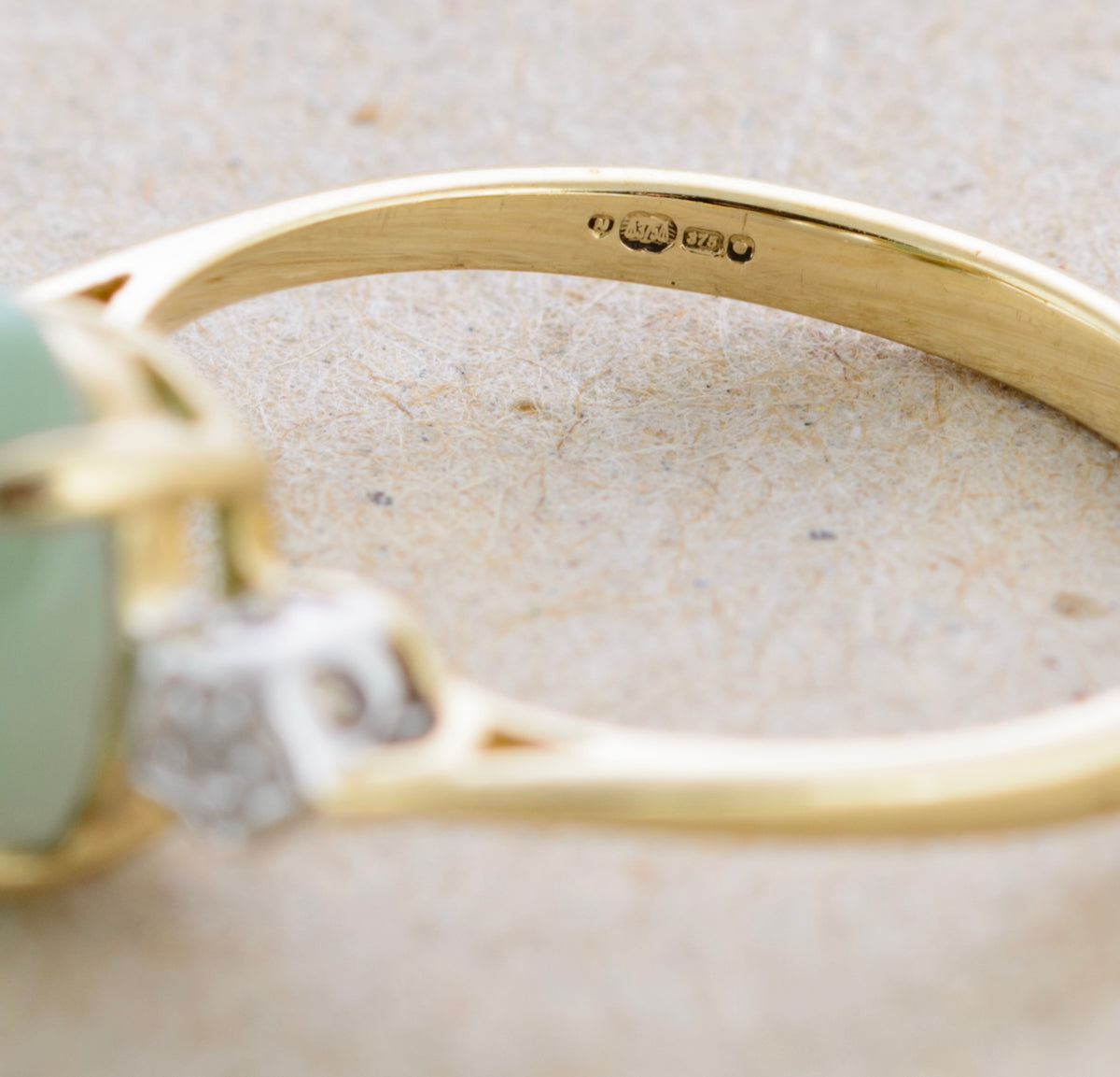 Vintage 9ct Gold Ring With Polished Jade Cabochon & Diamond Shoulders (A1762)