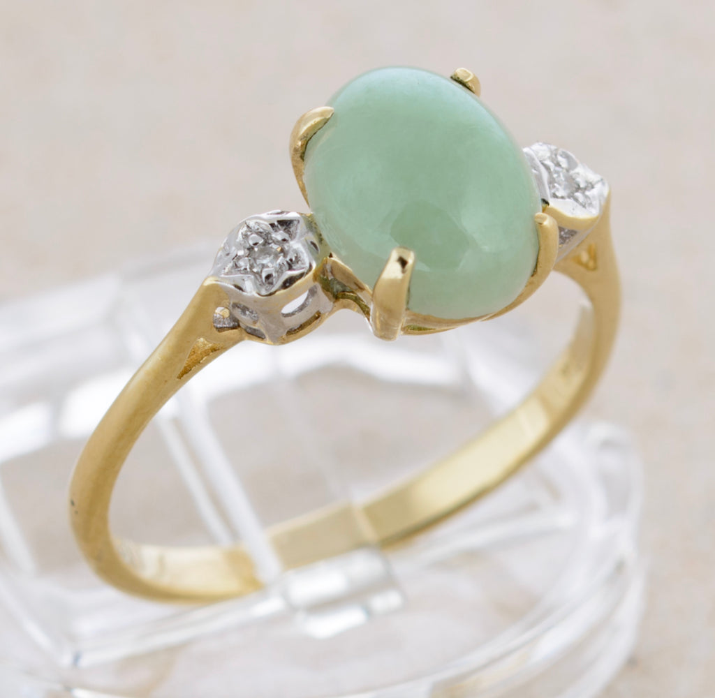 Vintage 9ct Gold Ring With Polished Jade Cabochon & Diamond Shoulders (A1762)