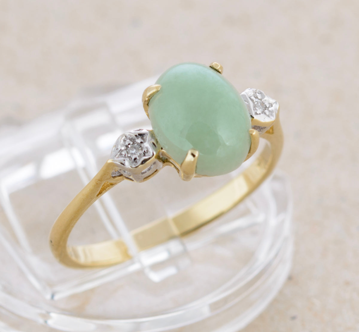 Vintage 9ct Gold Ring With Polished Jade Cabochon & Diamond Shoulders (A1762)