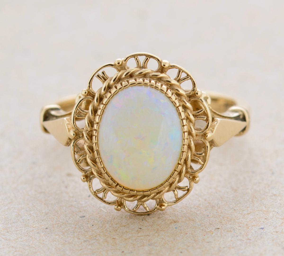 Vintage 9ct Gold Ladies Ring With Opal Cabochon & Decorative Mount c.1980's (A1764)