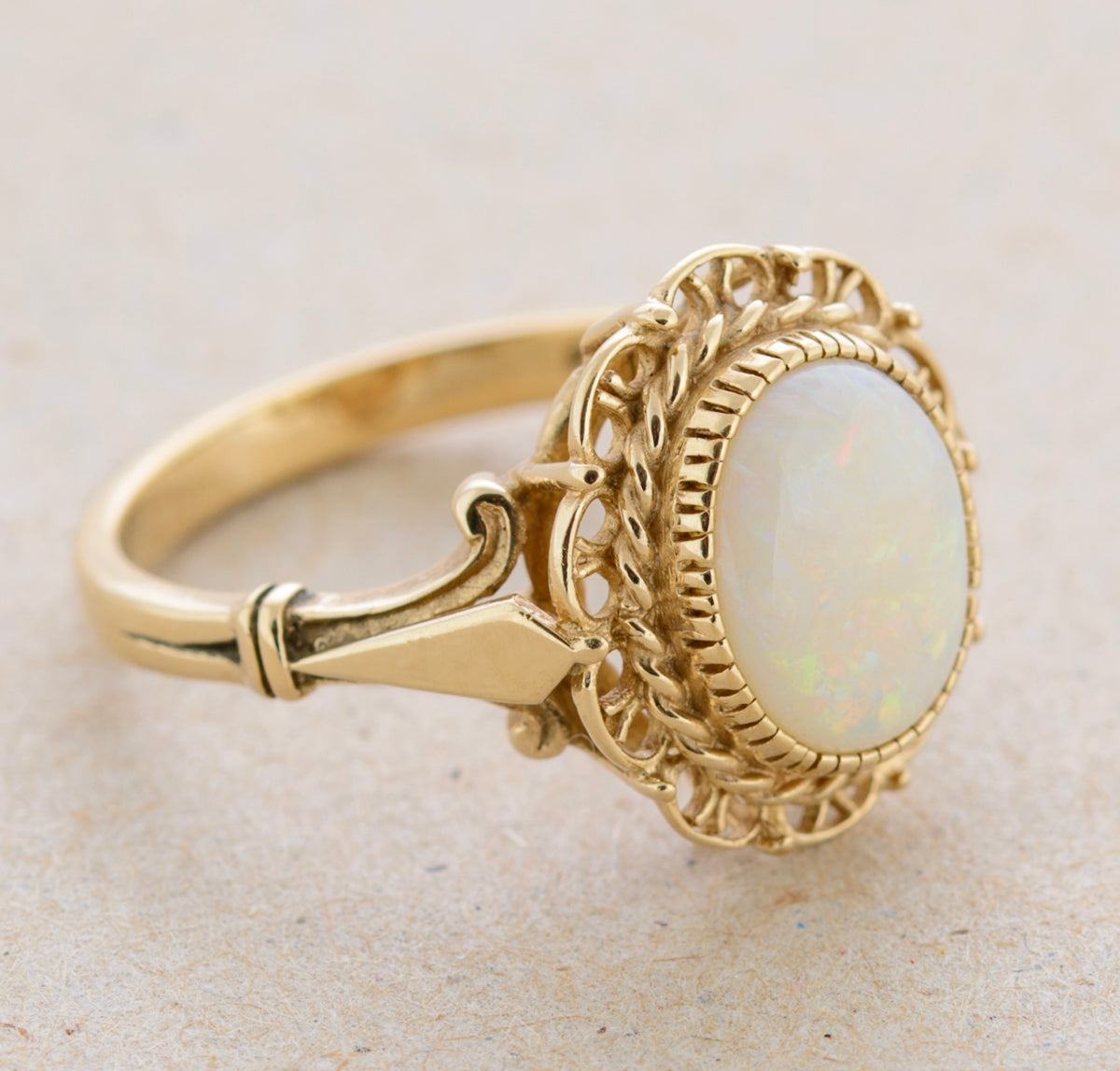 Vintage 9ct Gold Ladies Ring With Opal Cabochon & Decorative Mount c.1980's (A1764)