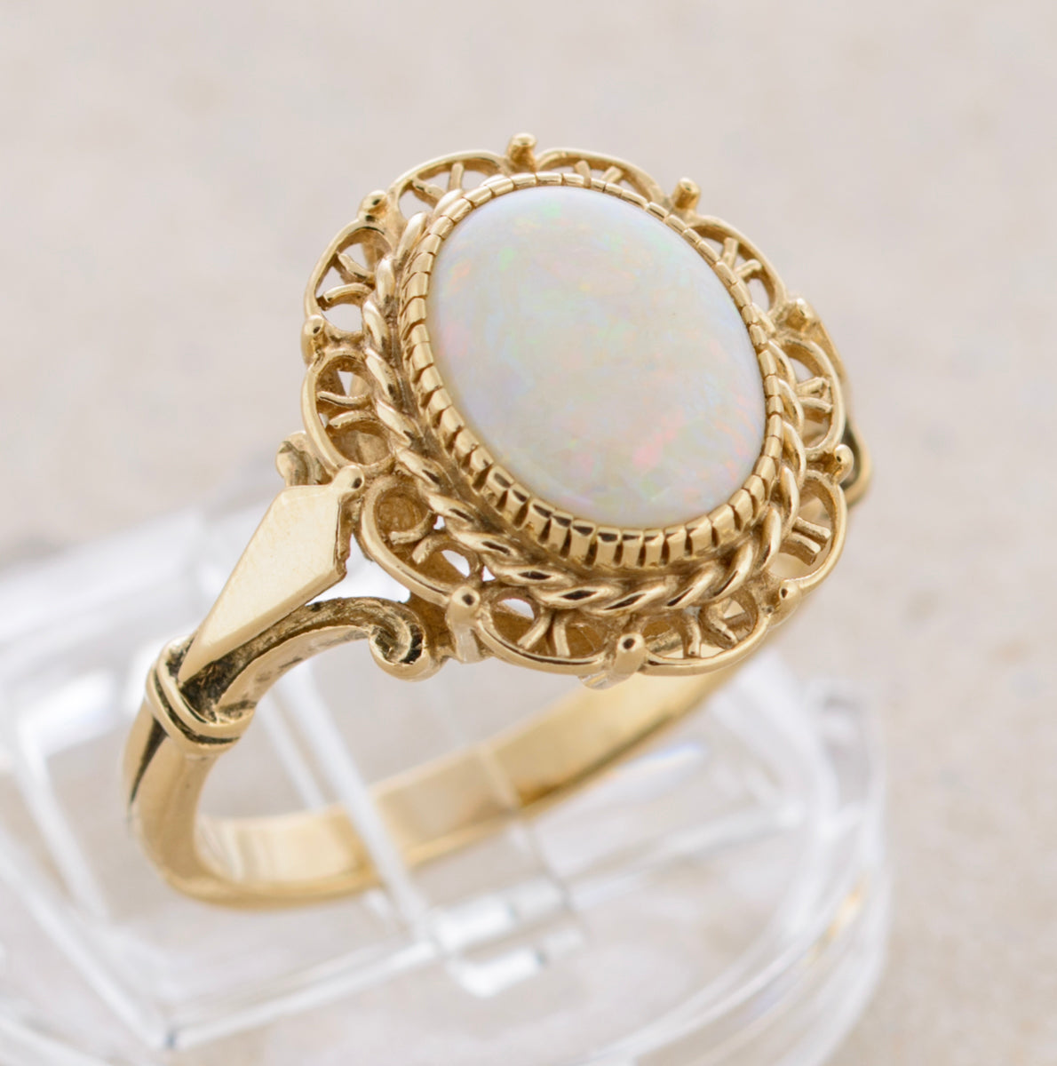Vintage 9ct Gold Ladies Ring With Opal Cabochon & Decorative Mount c.1980's (A1764)