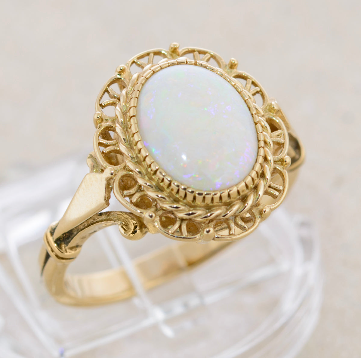 Vintage 9ct Gold Ladies Ring With Opal Cabochon & Decorative Mount c.1980's (A1764)