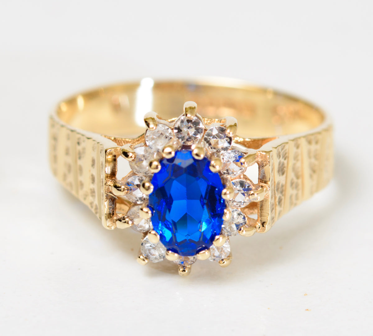 Retro 1970's 9ct Gold Halo Ring With Intense Blue Spinel (Lab Created) (A1775)