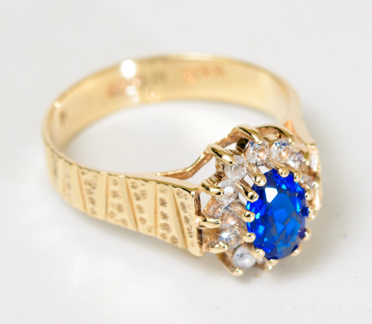 Retro 1970's 9ct Gold Halo Ring With Intense Blue Spinel (Lab Created) (A1775)
