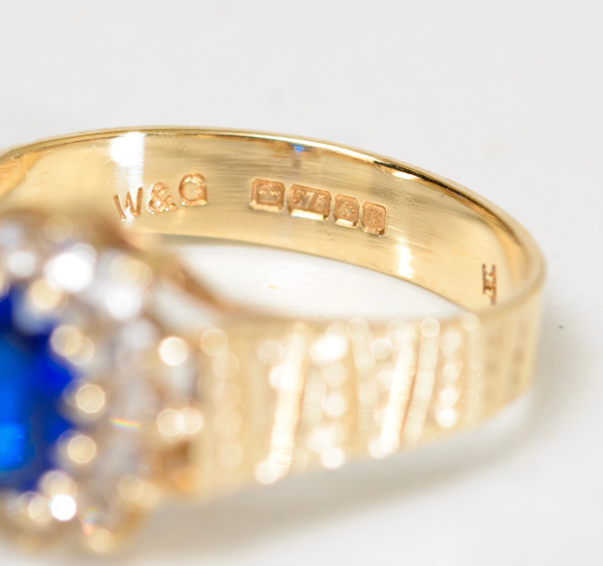 Retro 1970's 9ct Gold Halo Ring With Intense Blue Spinel (Lab Created) (A1775)