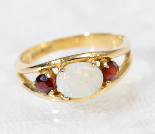 Vintage 9ct Gold White Opal & Garnet Ring With Sheffield Hallmark 1980 (A1912)