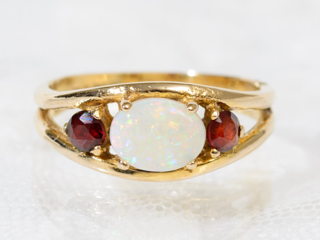 Vintage 9ct Gold White Opal & Garnet Ring With Sheffield Hallmark 1980 (A1912)