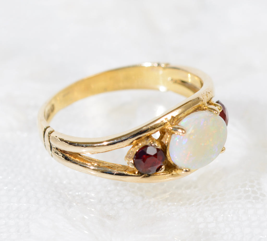 Vintage 9ct Gold White Opal & Garnet Ring With Sheffield Hallmark 1980 (A1912)