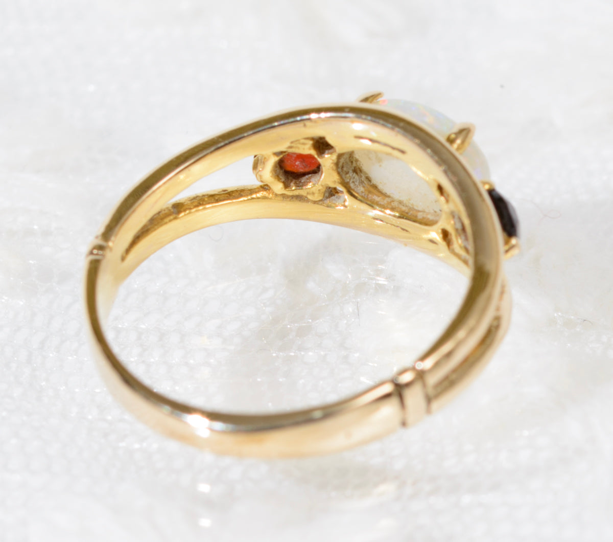 Vintage 9ct Gold White Opal & Garnet Ring With Sheffield Hallmark 1980 (A1912)