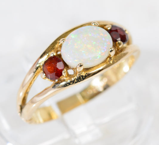 Vintage 9ct Gold White Opal & Garnet Ring With Sheffield Hallmark 1980 (A1912)